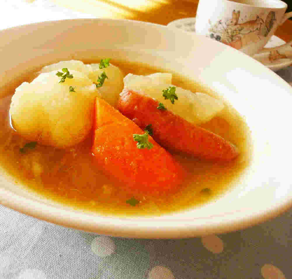 にんじんとじゃがいもを入れた隠し味にカレー風味を加えたポトフ