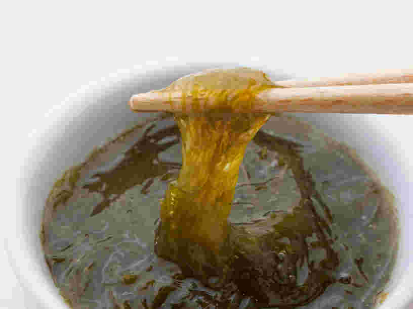 岩もずくをつまむ箸
