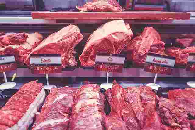 黒い部分がない牛肉が売り場に並んでいる