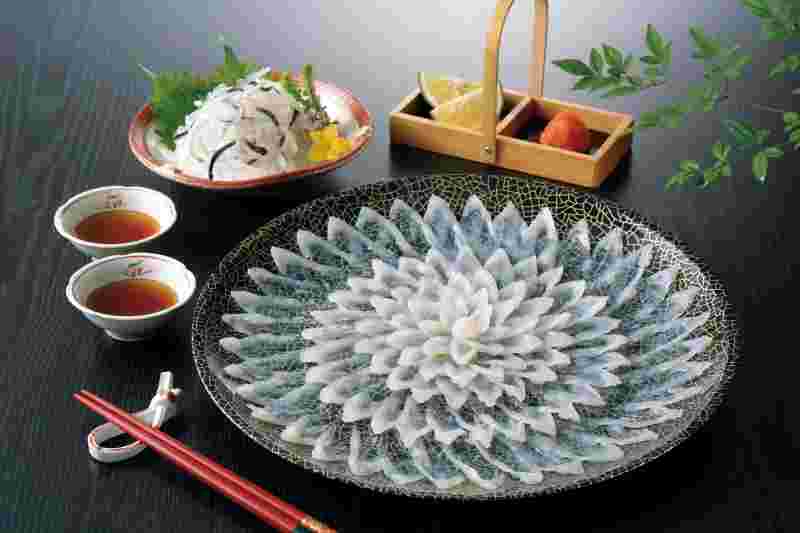 栄養満点のふぐの刺身が大皿に綺麗に並べられている