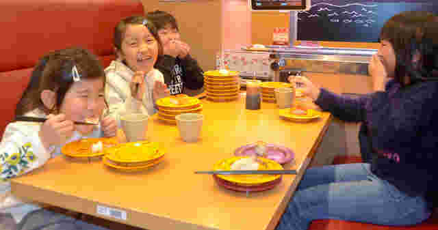 スシローでランチを食べる子供たち