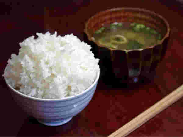 ダイエットに最適な白米とお味噌汁の食卓の写真