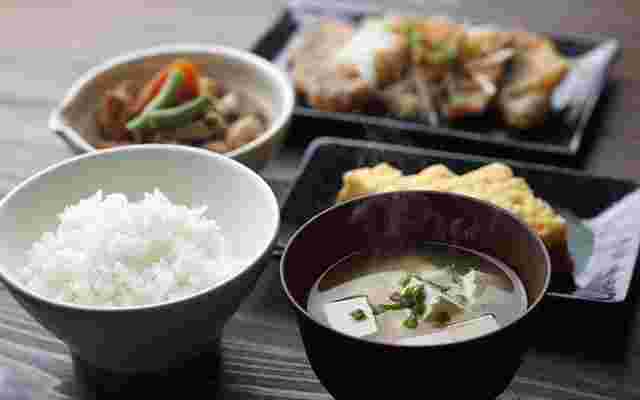 ダイエットの食事として理想的と言われる白米中心の1汁3菜の和食