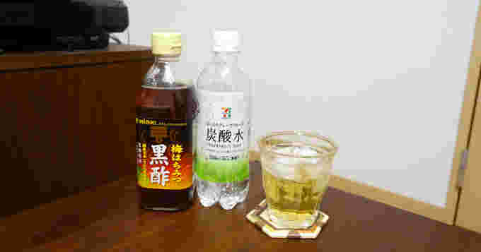 黒酢と炭酸水のペットボトルとコップに入ったお酢
