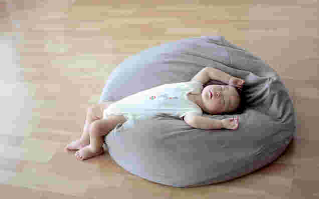 ビーズクッションの上で気持ち良さげに眠る幼児