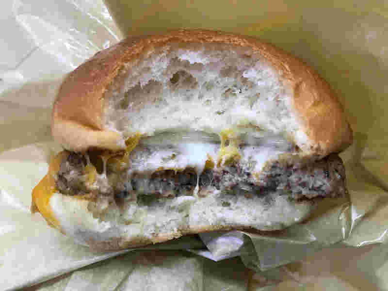 ロッテリアのチーズチーズチーズの絶品チーズバーガー
