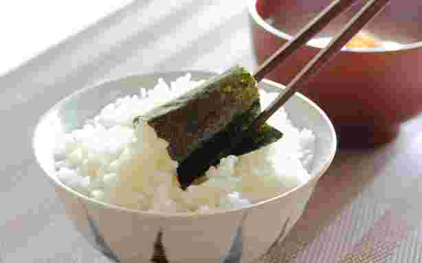 ご飯を海苔で巻く様子