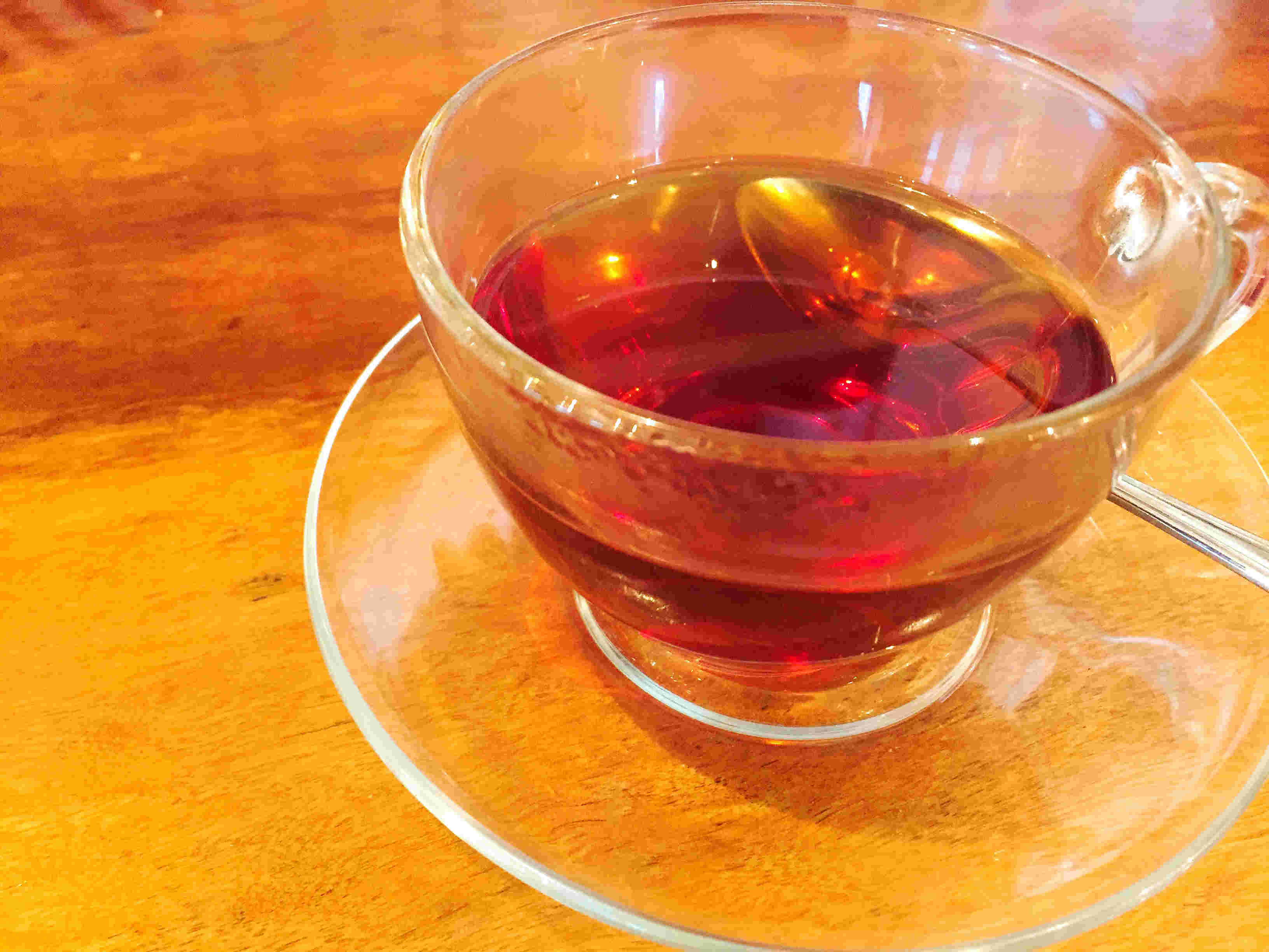 透明なカップに注がれた紅茶