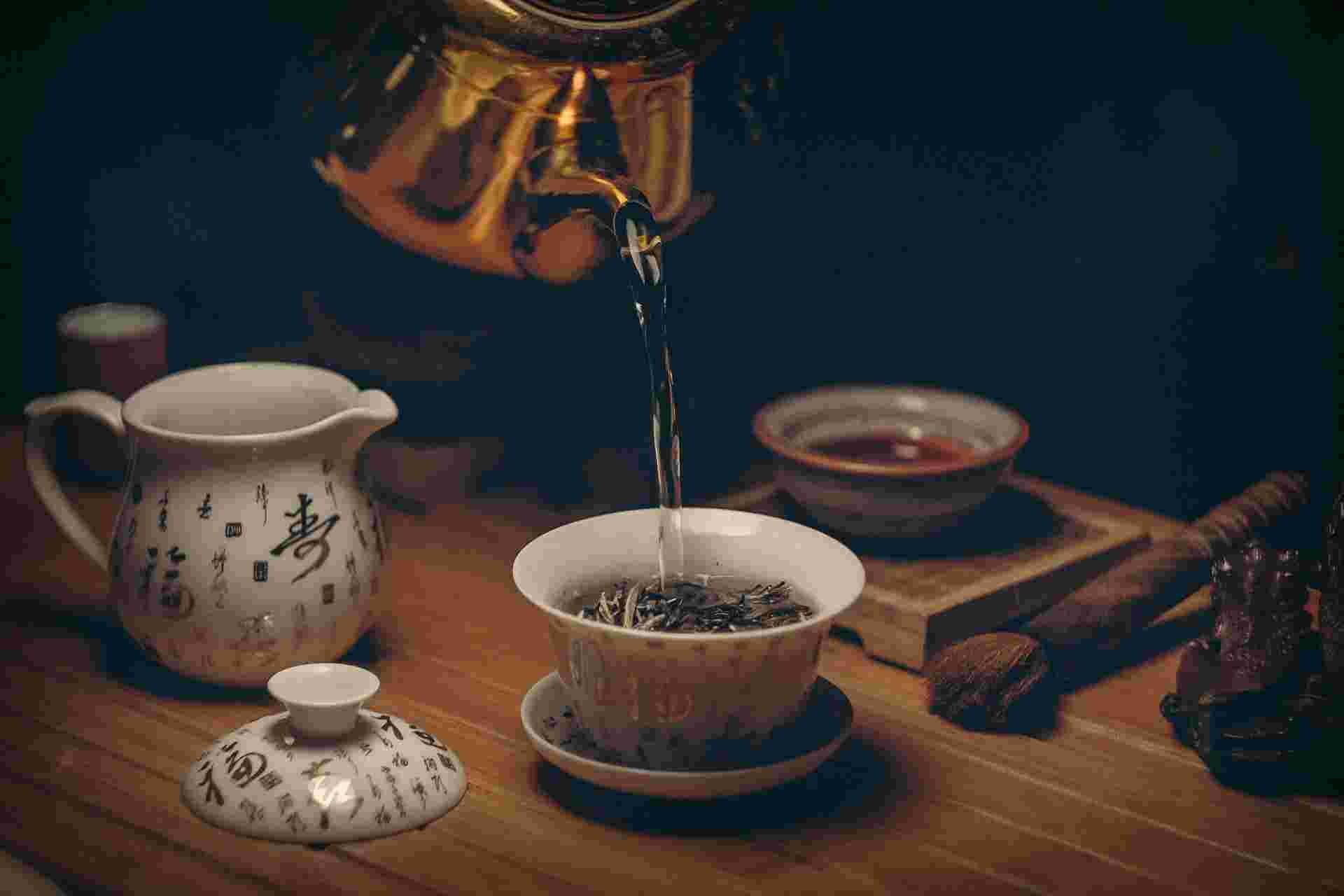 ポットからカップへ注がれる紅茶