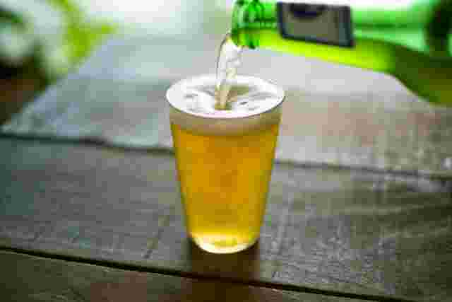ビールをコップに注いでいる