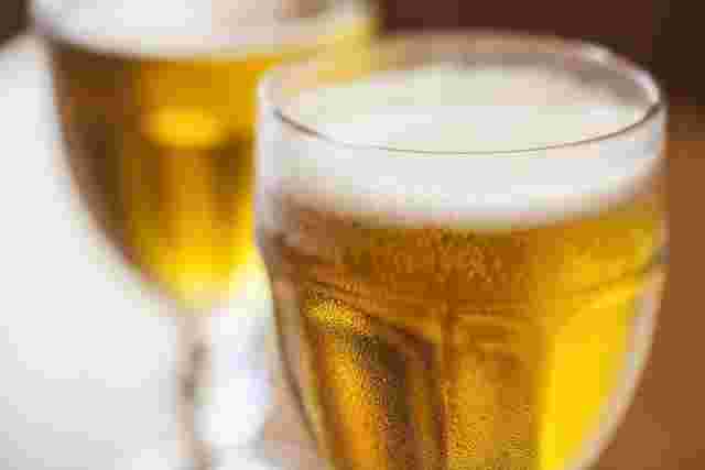 グラスに注がれたビール