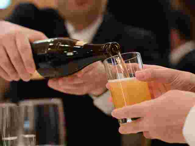 ビールを継ぎ足す男性