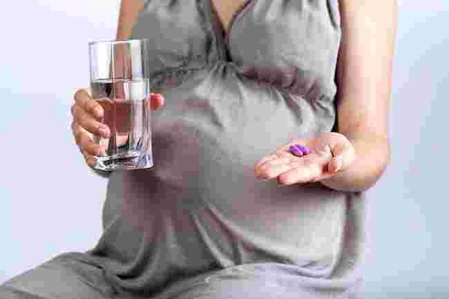 葉酸の副作用に注意してサプリを飲む女性