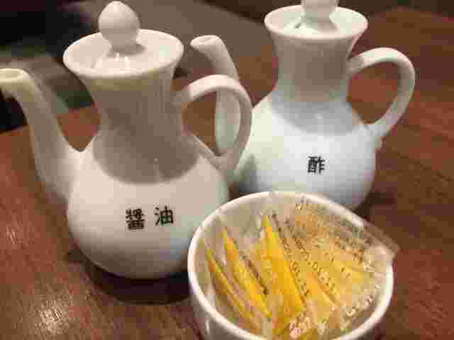 からしと瓶に入った醤油と酢