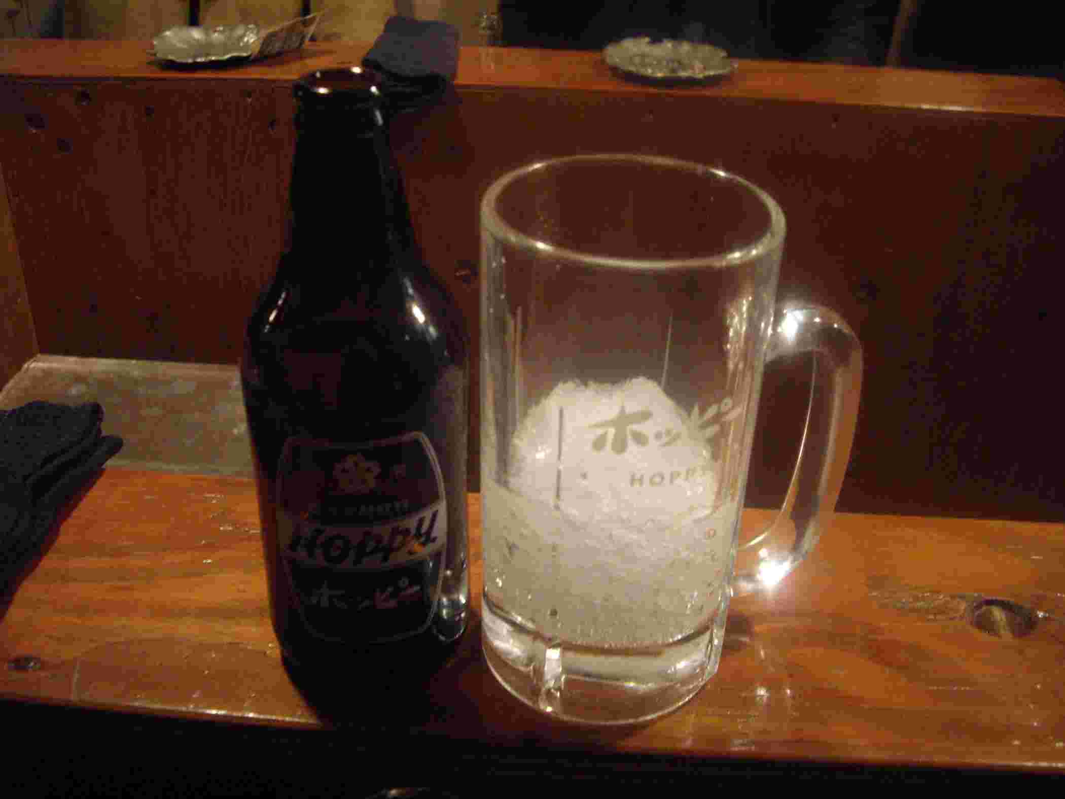 テーブルに並べられたホッピーとグラス