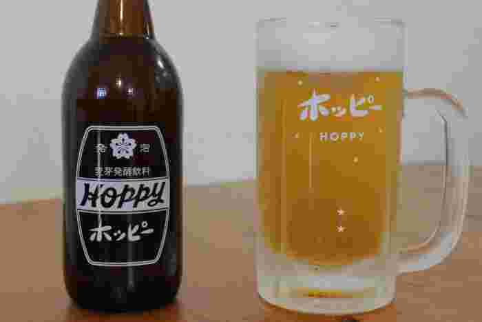 テーブルの上に置かれたホッピーの瓶とホッピーが入ったジョッキ