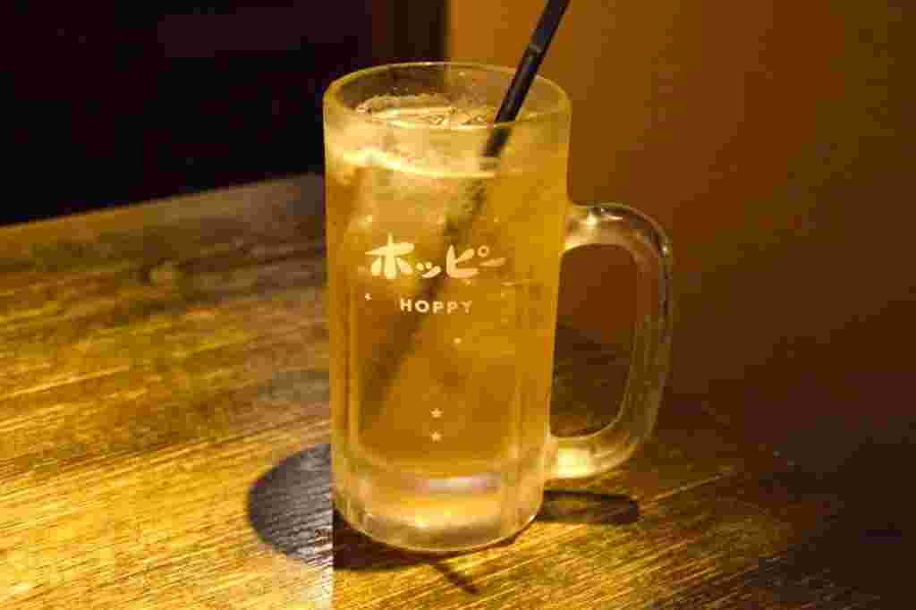 テーブル置かれたホッピーの入ったグラス
