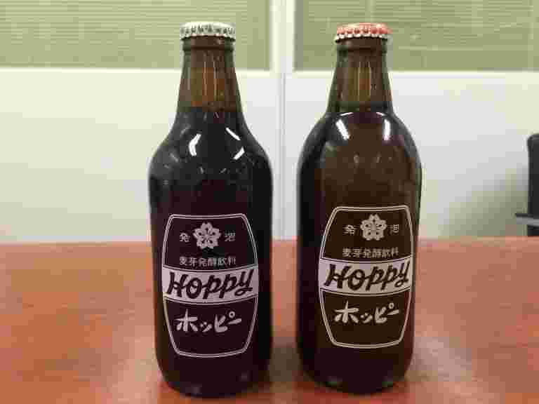 テーブルの上に並べられたホッピーの瓶