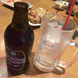 料理と一緒に並んだホッピーとグラス