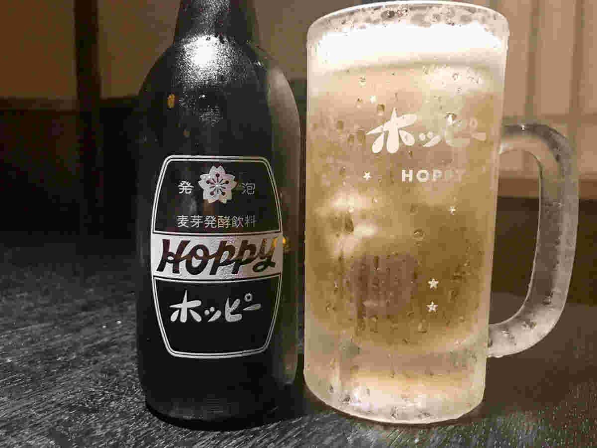 冷えたグラスとホッピーの瓶