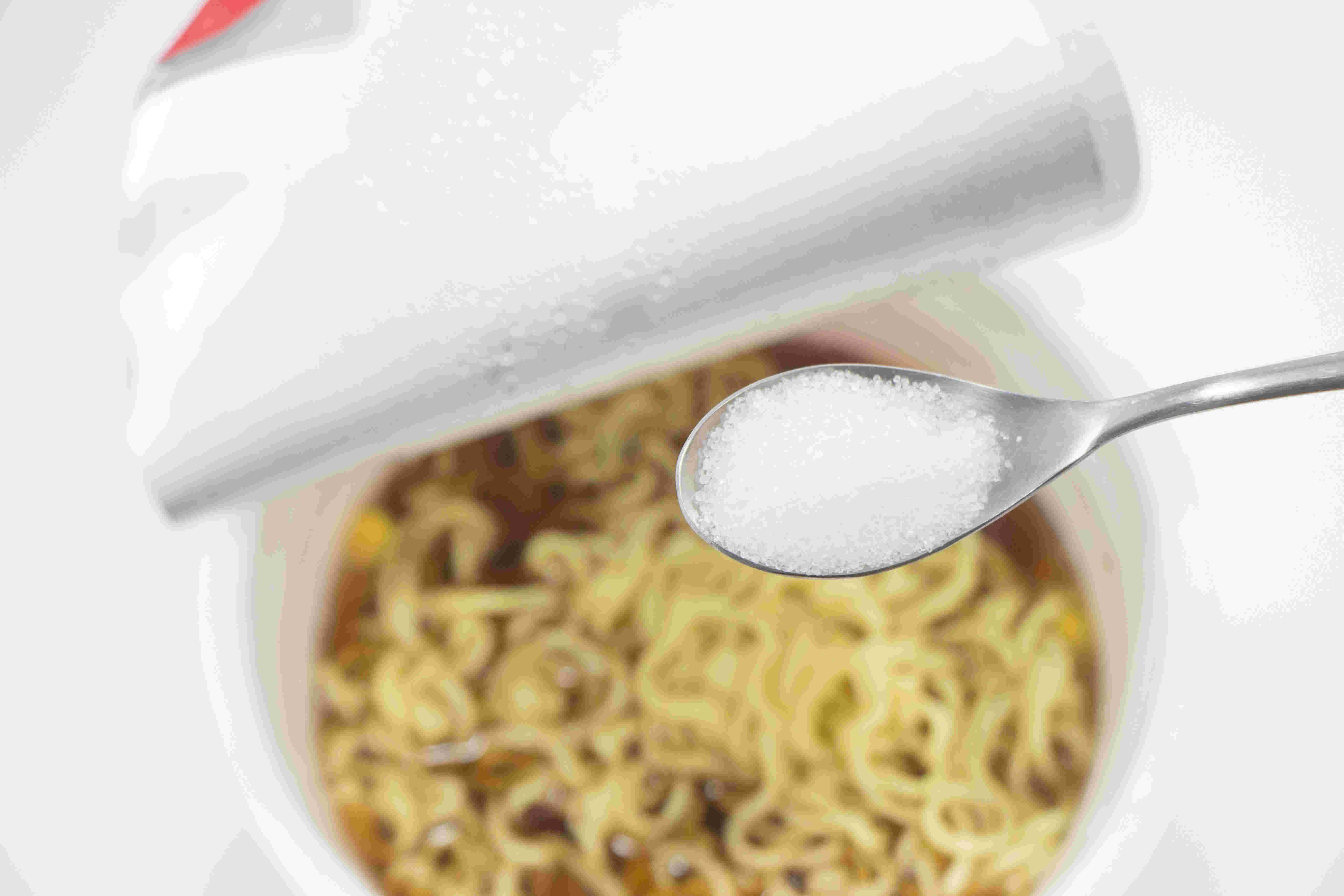カップラーメンに含まれる食品添加物のイメージ