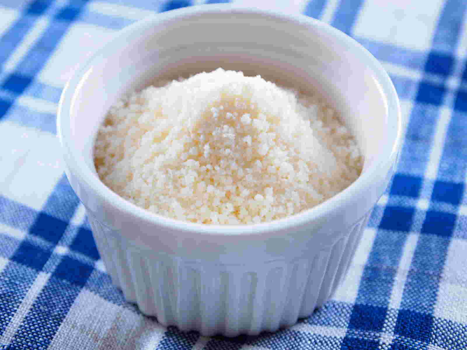 カロリーは高いけれどダイエット効果のある栄養素を含んでいるパルメザンチーズの粉チーズ