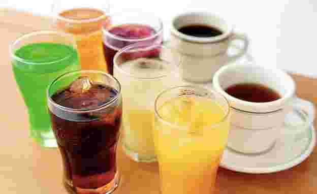 オレンジジュースや紅茶、コーヒーやメロンソーダなどファミレスのドリンクバーの一例