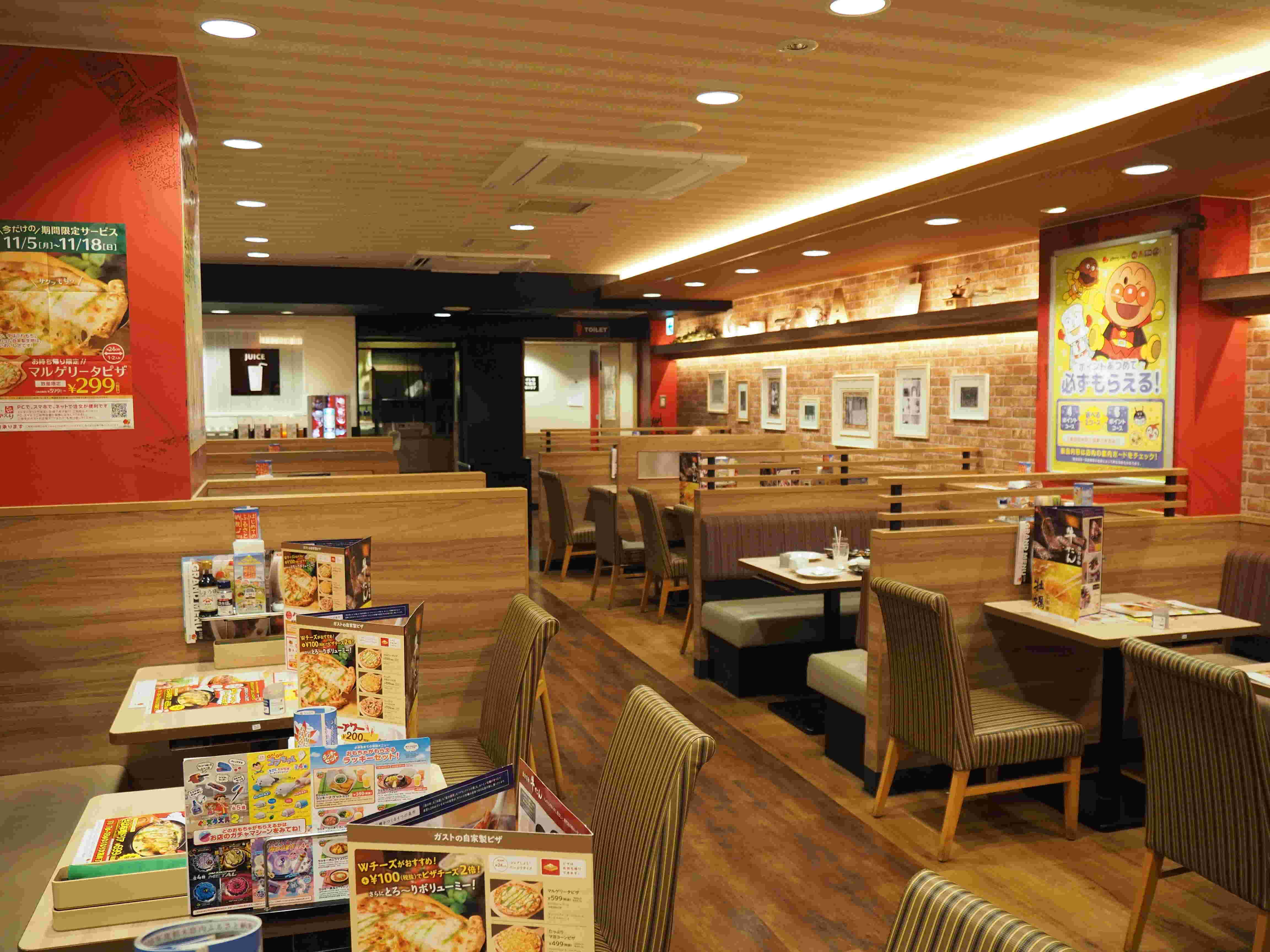 ナチュラルな雰囲気の机や椅子が並んでいる。ファミレスの店内の一例。