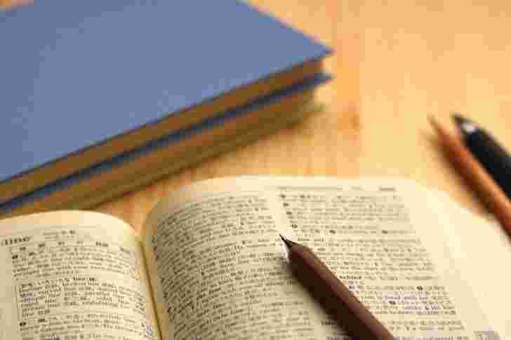 勉強道具である辞書とシャーペンが並ぶ様子