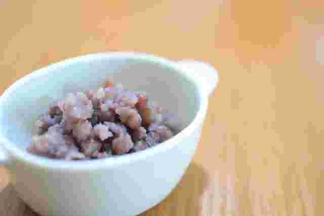 賞味期限が気になるあんこが小鉢に入っている