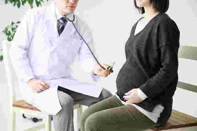 妊婦の検診をしている医師