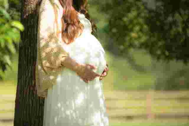 お腹を抱えた妊婦
