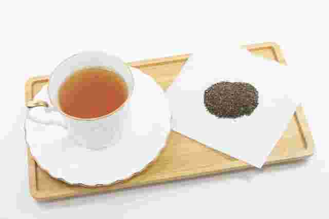 紅茶と茶葉が並んでいる