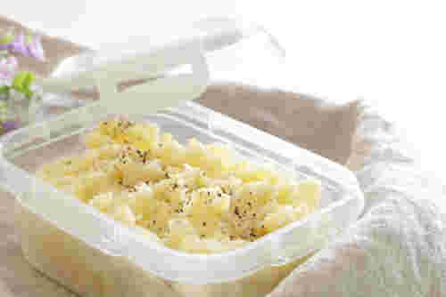 賞味期限内のタッパーに入ったポテトサラダ