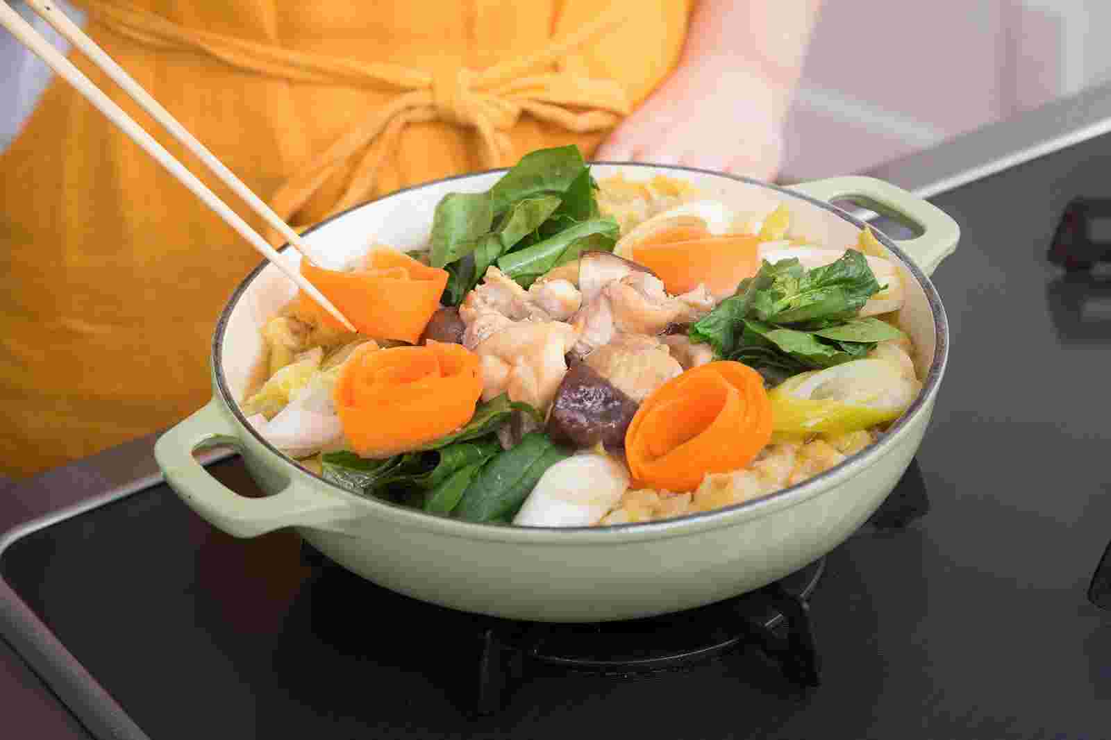 野菜や肉が入った鍋