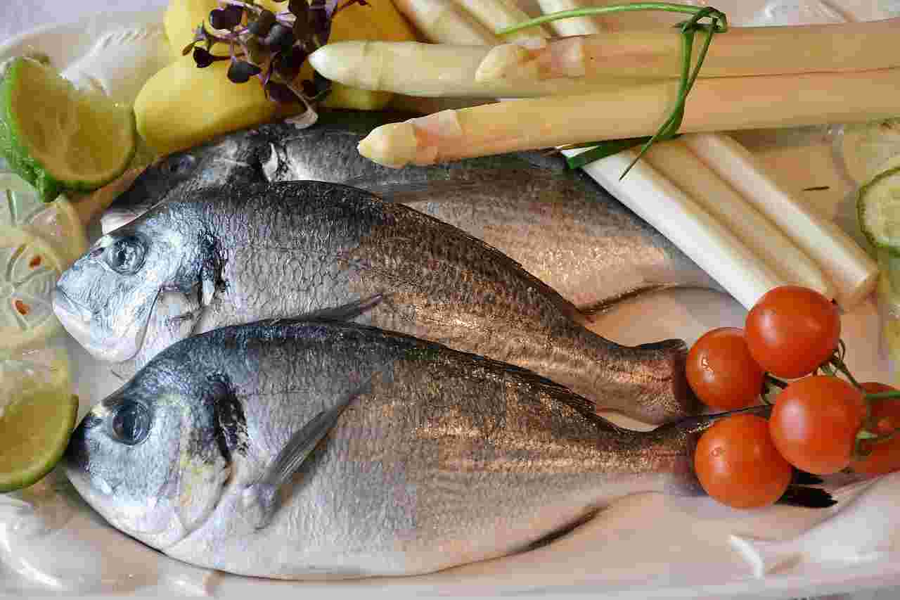 漂白したまな板の上にのせた魚