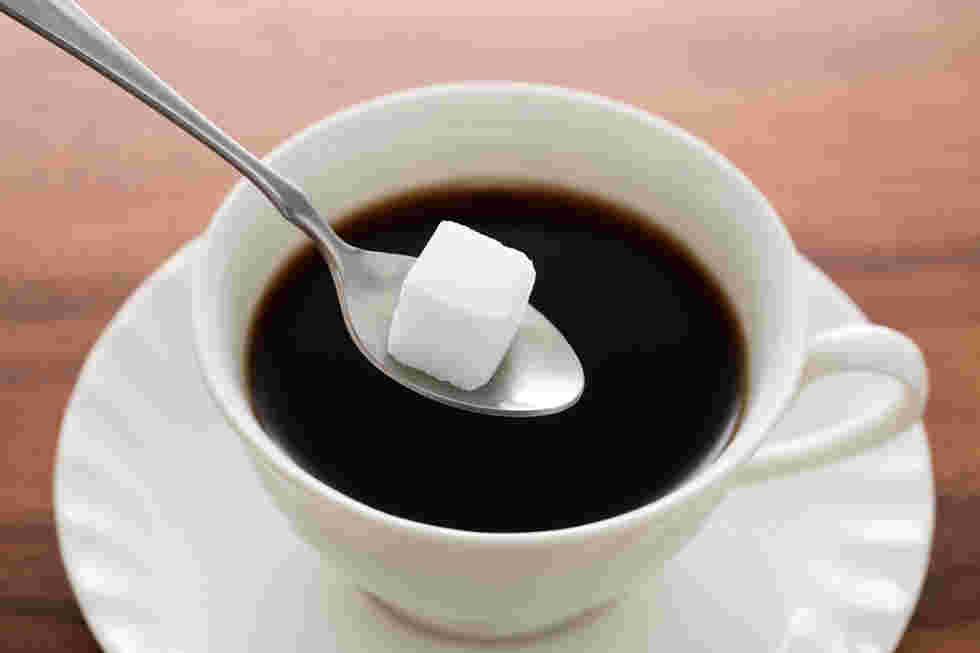 コーヒーに砂糖を入れている画像