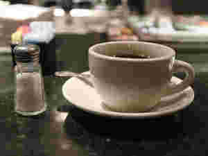 コーヒーに塩を入れる画像