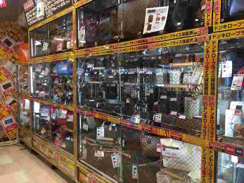 ドンキホーテのブランド財布及びバックなどの販売コーナー