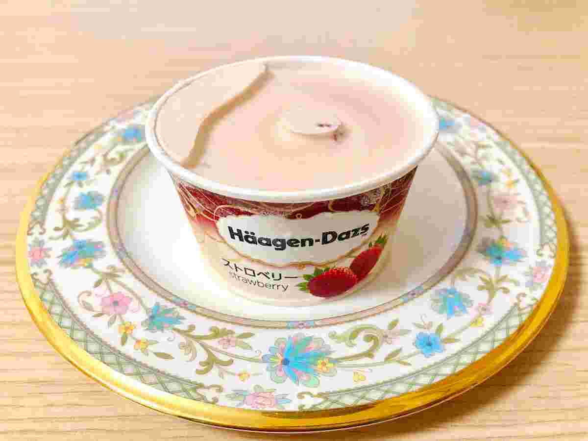 お皿に乗っているハーゲンダッツストロベリー味