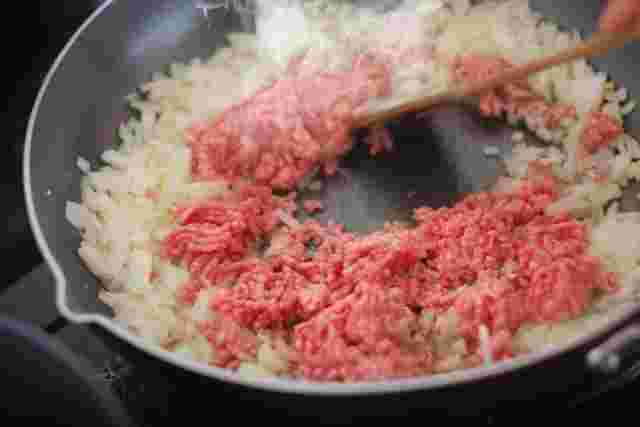 玉ねぎとひき肉を炒める