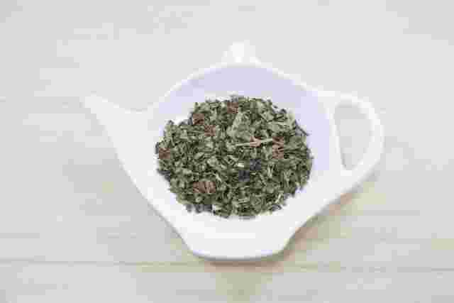 小皿の上に乗ったハーブティーの茶葉