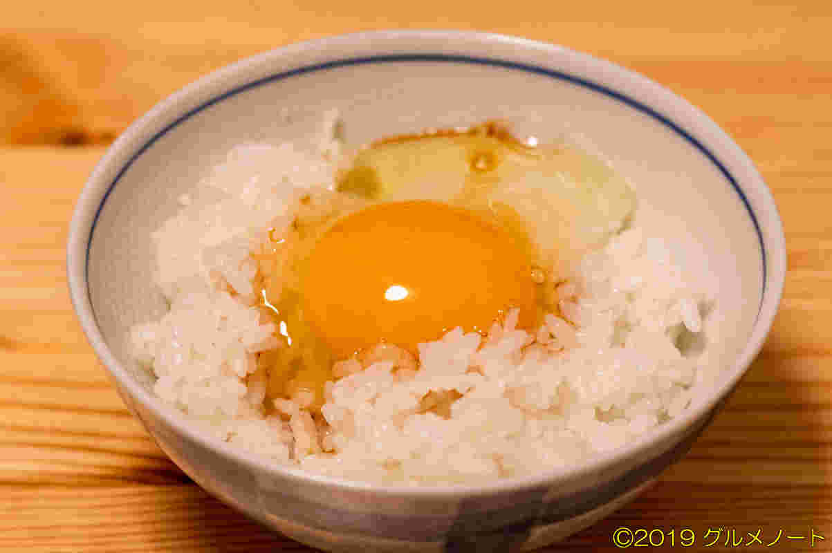 卵かけご飯に醤油をかけたイメージ