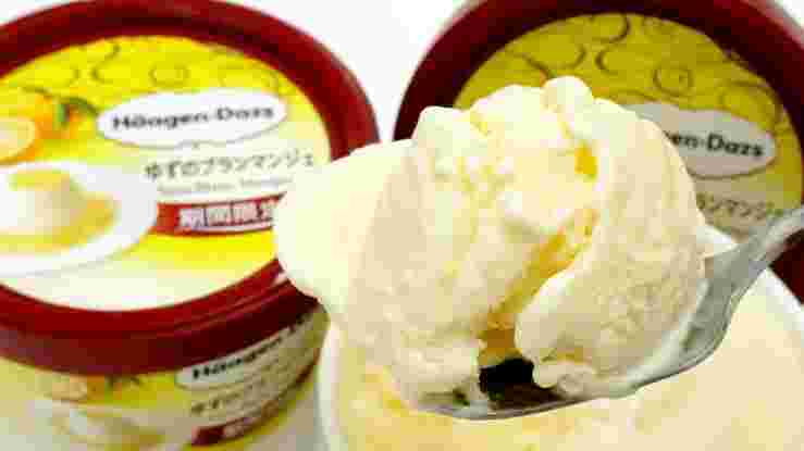 ハーゲンダッツのゆず味をスプーンですくっている