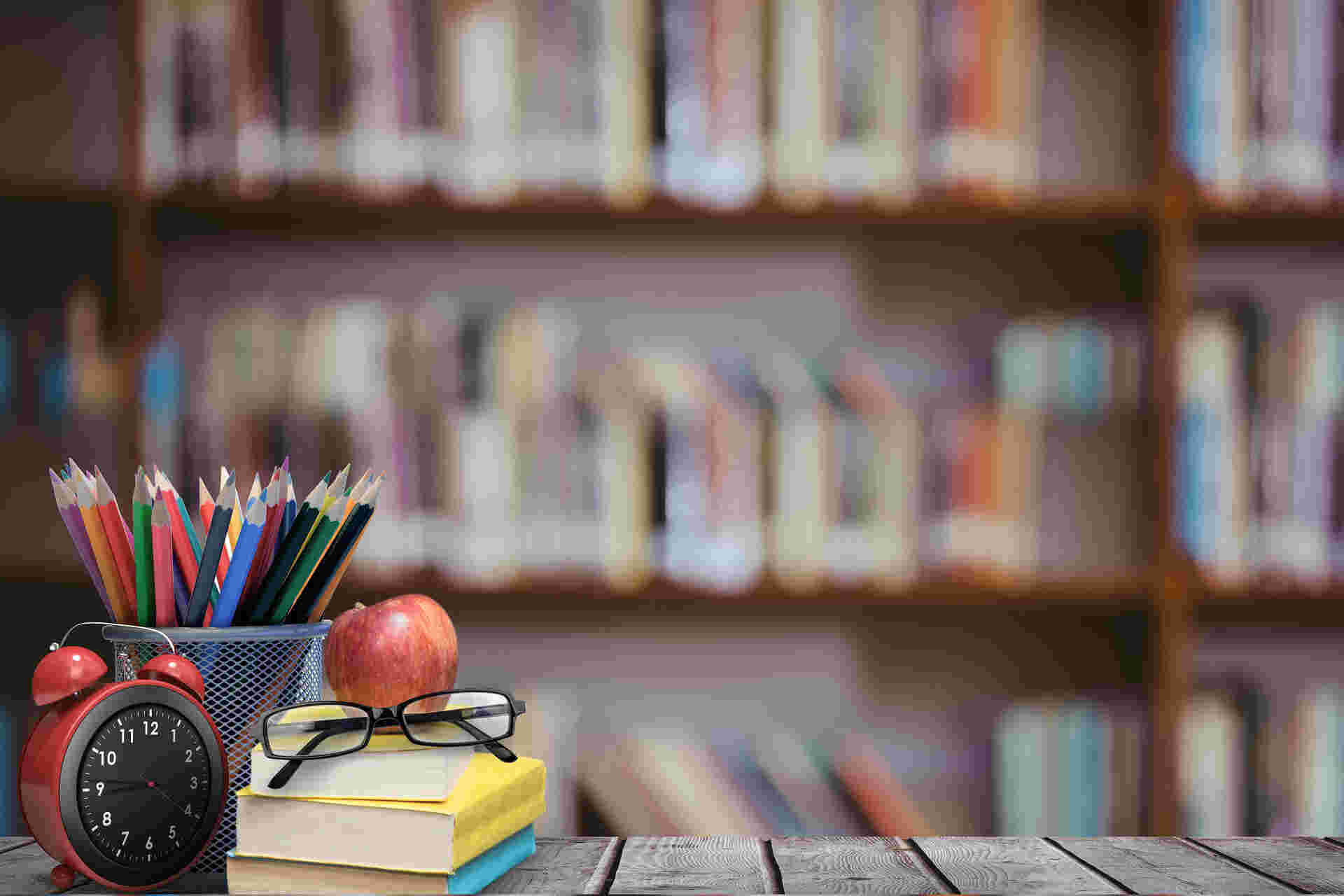 本や鉛筆、メガネや時計など勉強道具が並んでいる様子
