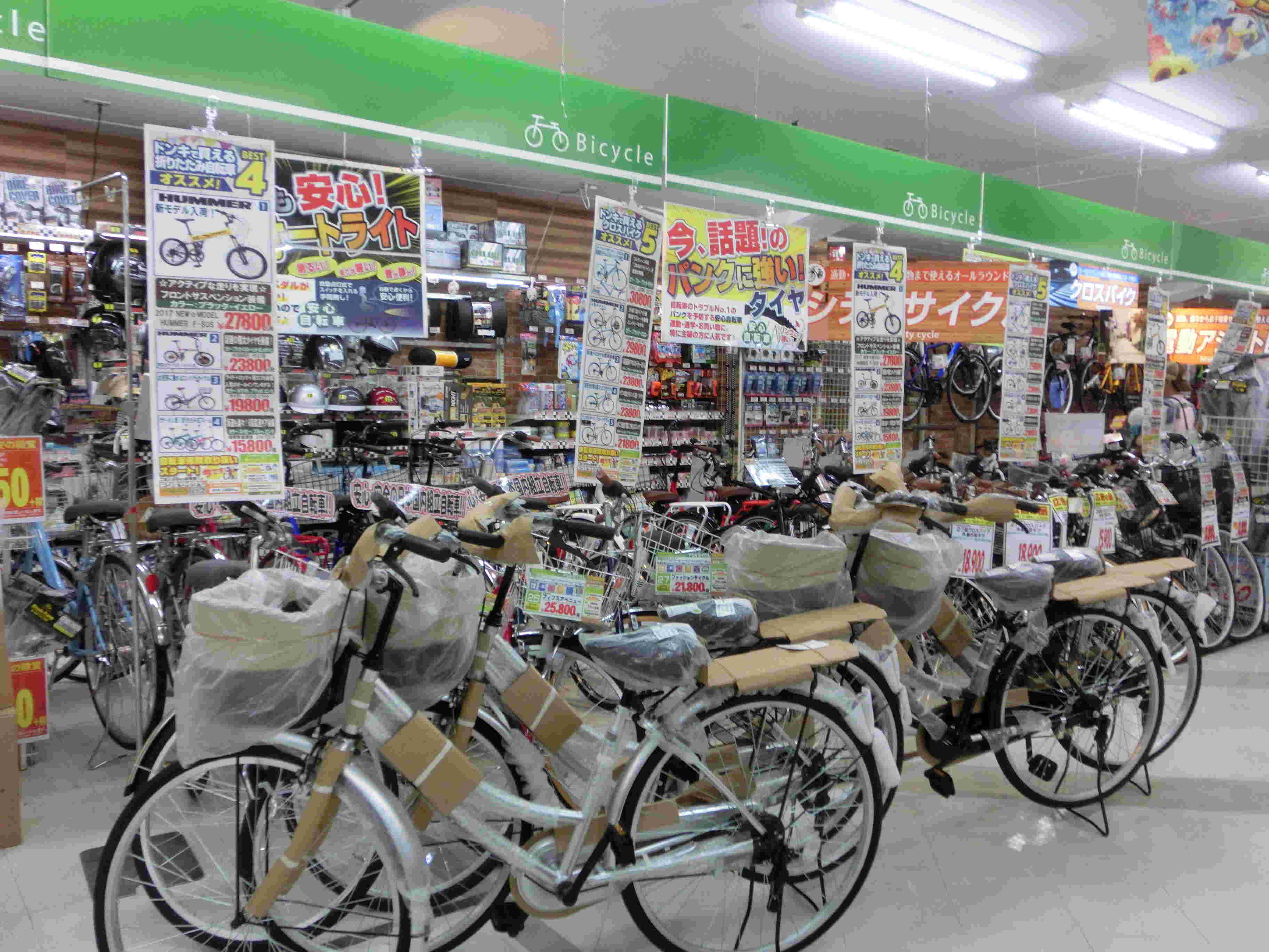 ドンキホーテに陳列されている多くのの自転車