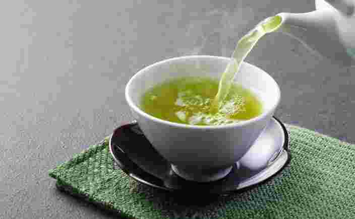 緑茶を湯呑に入れている様子