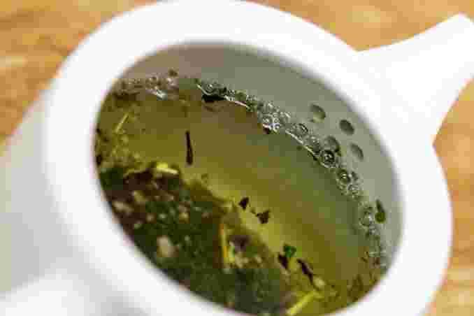 緑茶を煮出している様子