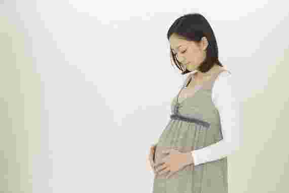 妊娠している人がお腹をさすっている様子