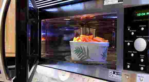 電子レンジで保存した食品を温めるイメージ